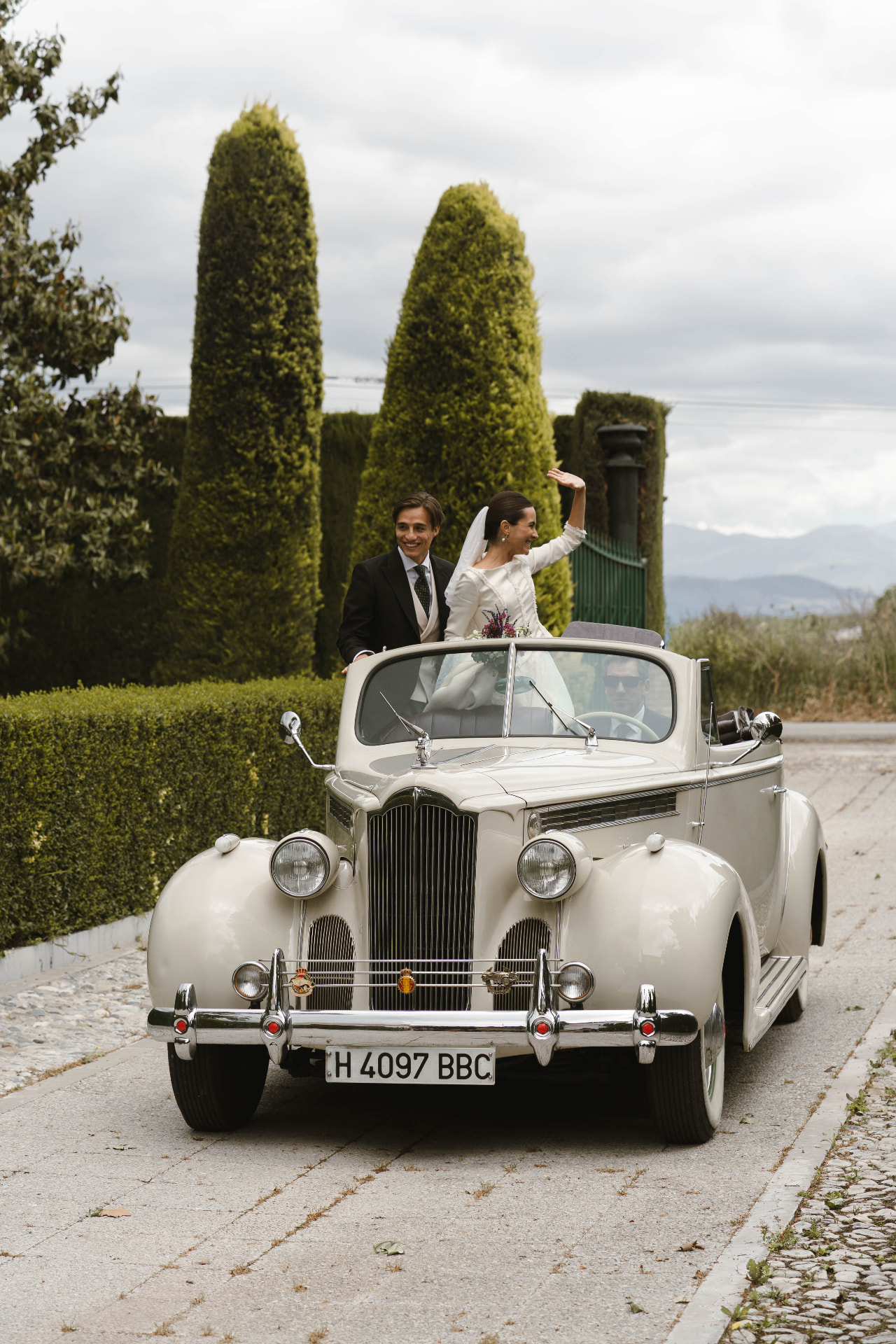 Novios llegando en el Packard 120 convertible